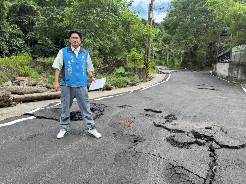 文蘭村產業道路雨後嚴重破損 王沈剛竹促儘速排除危險、恢復通行